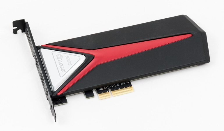 Bilgisayara takılı SSD depolama birimi