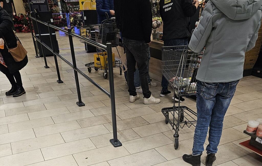 Market kasasında alışveriş yapan müşteri