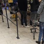 Market kasasında alışveriş yapan müşteri