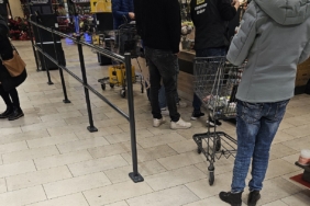 Market kasasında alışveriş yapan müşteri