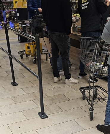 Market kasasında alışveriş yapan müşteri