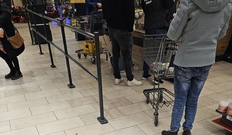 Market kasasında alışveriş yapan müşteri