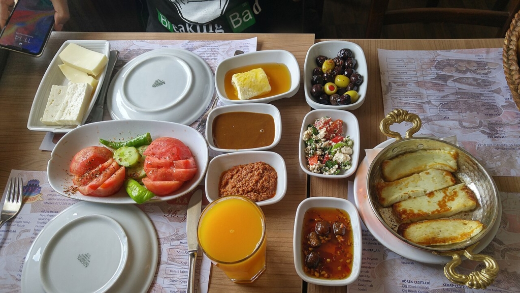 Yumurta, peynir ve zeytinli sahur sofrası