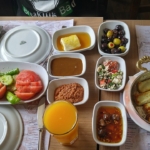 Yumurta, peynir ve zeytinli sahur sofrası