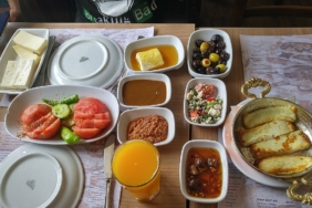 Yumurta, peynir ve zeytinli sahur sofrası
