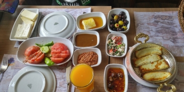 Yumurta, peynir ve zeytinli sahur sofrası