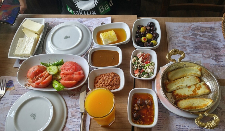 Yumurta, peynir ve zeytinli sahur sofrası