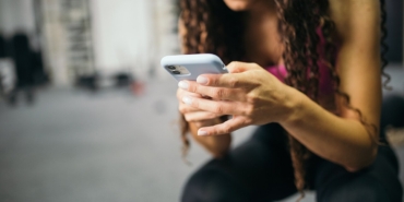 Telefonundan sosyal medyaya bakan kadın
