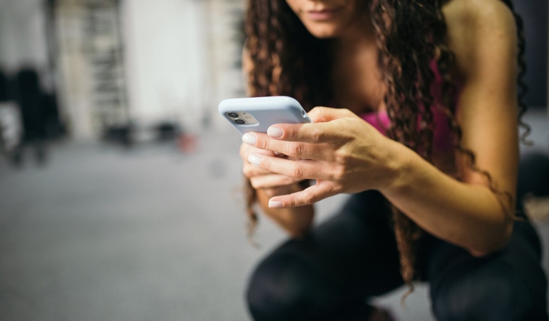 Telefonundan sosyal medyaya bakan kadın